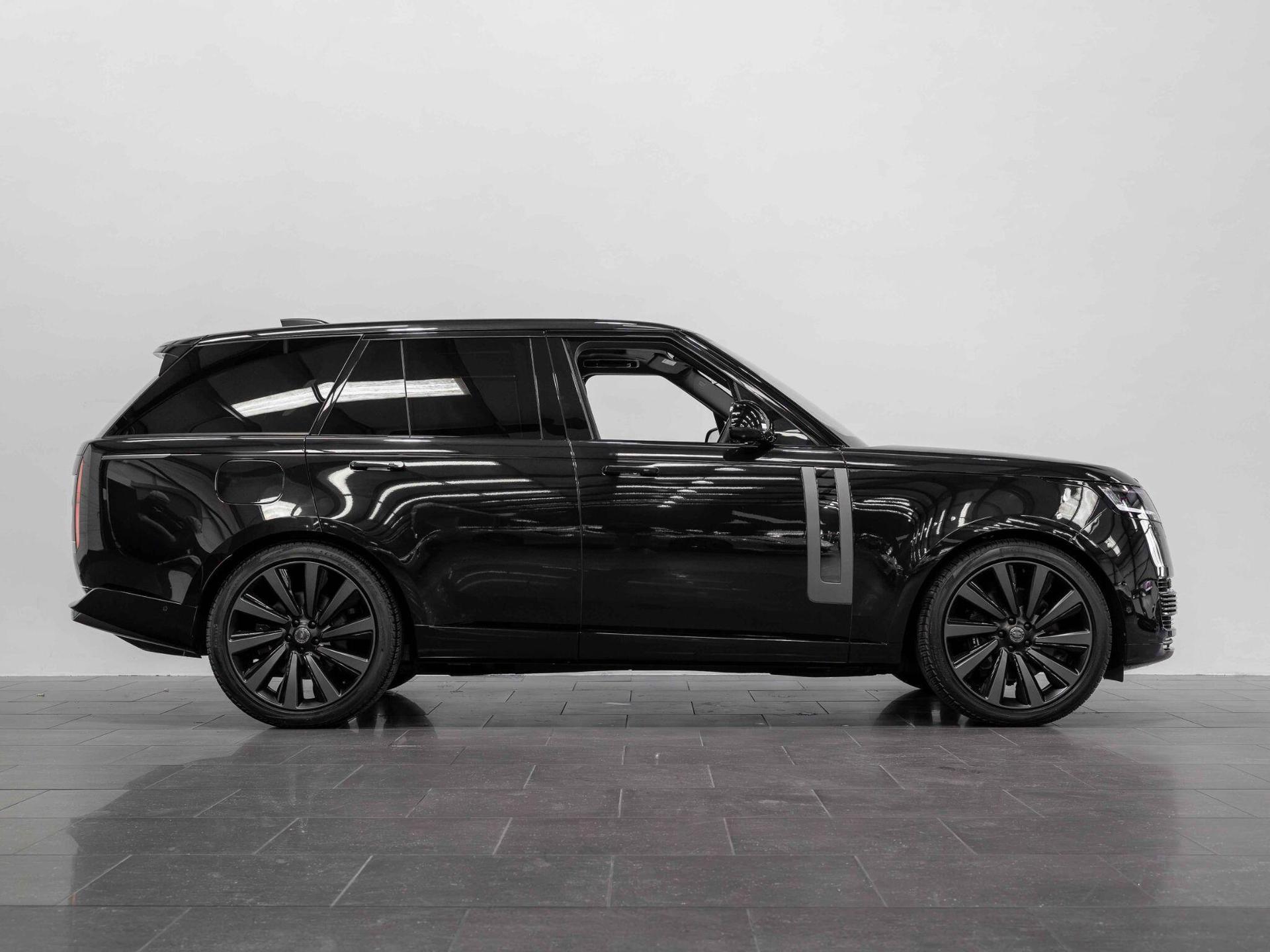 An exterior shot of the side right on a 2023 Land Rover RANGE ROVER