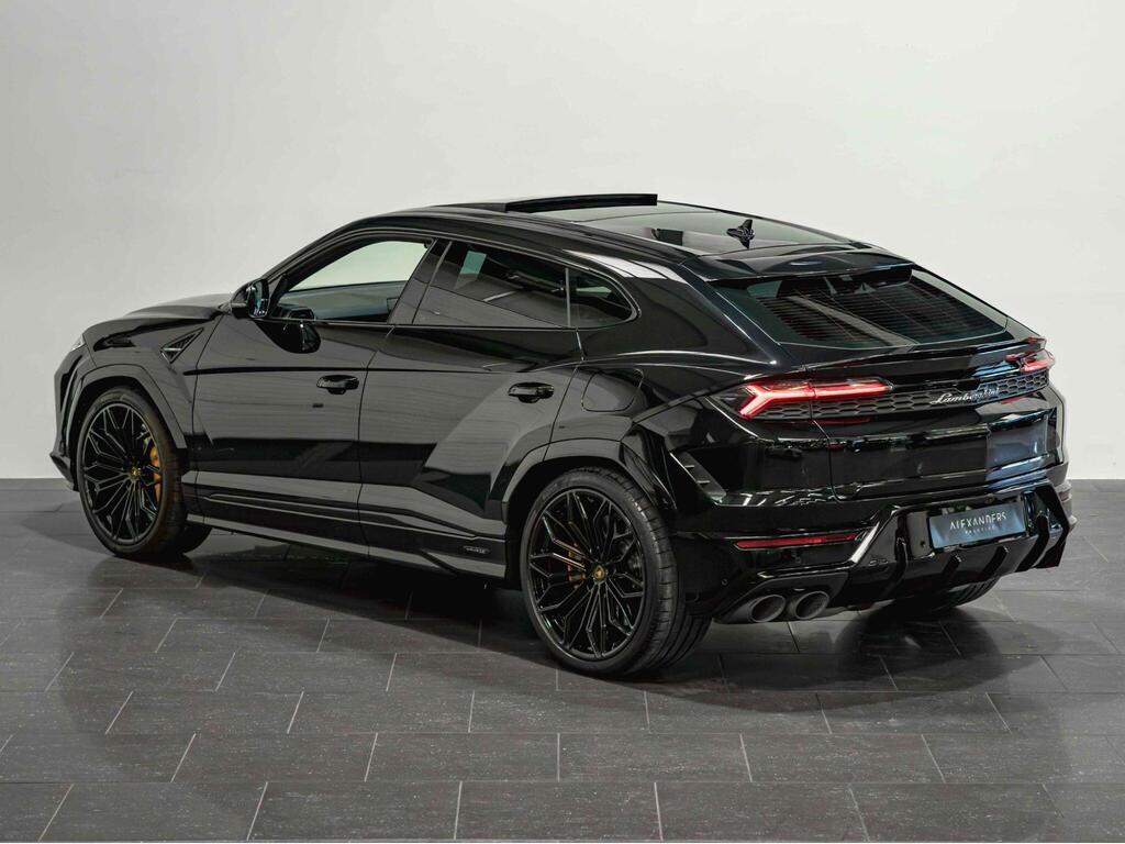 An exterior shot of the rear left on a 2025 Lamborghini Urus