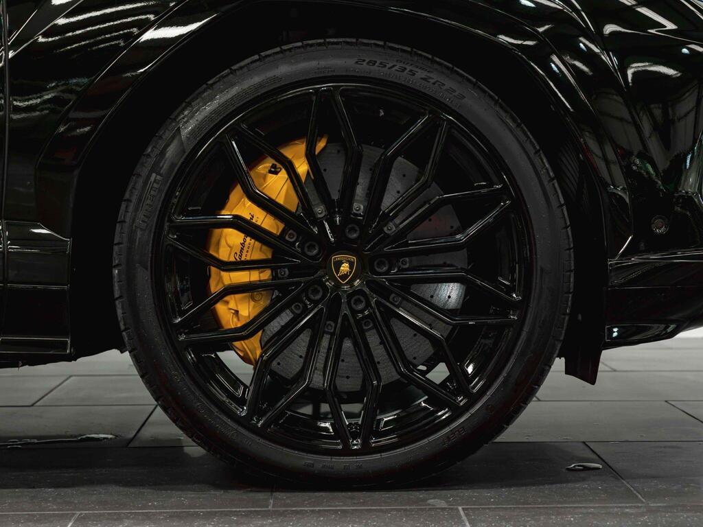 An exterior shot of the wheel on a 2025 Lamborghini Urus