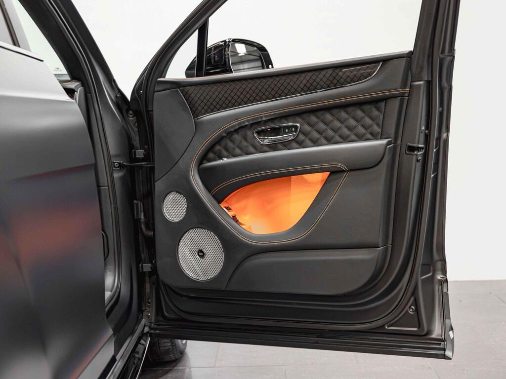 An interior shot of the door interior on a 2025 Bentley Bentayga