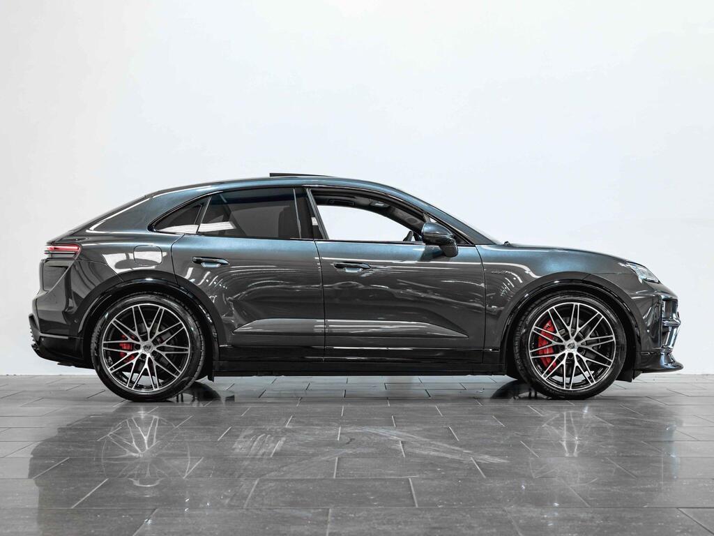 An exterior shot of the side right on a 2024 Porsche Macan