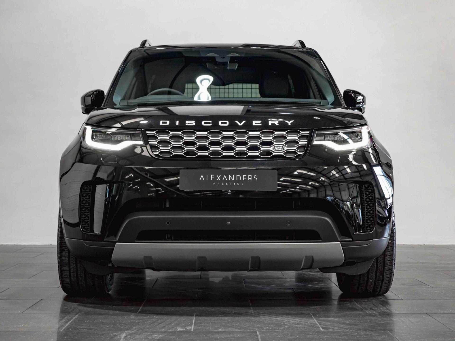 An exterior shot of the front on a 2025 Land Rover Discovery