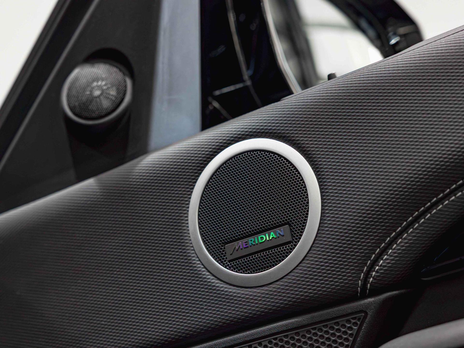 An interior shot of the misc controls on a 2025 Land Rover Discovery