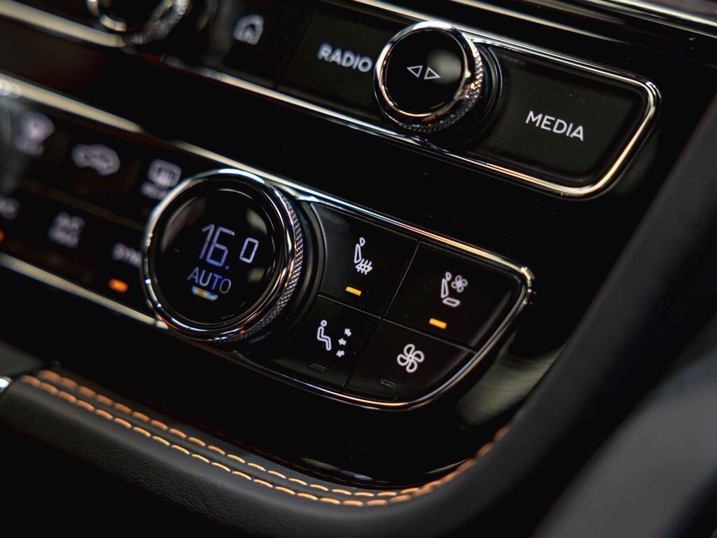An interior shot of the misc controls on a 2025 Bentley Bentayga