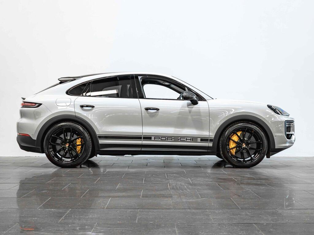 An exterior shot of the side right on a 2024 Porsche Cayenne