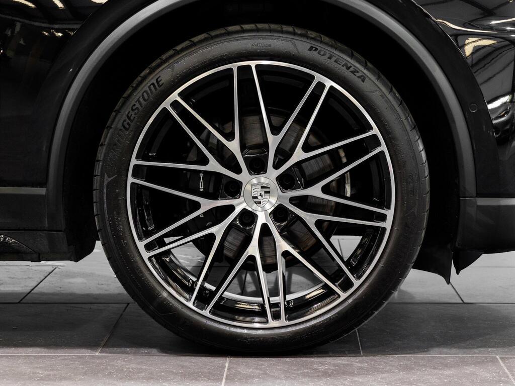 An exterior shot of the wheel on a 2025 Porsche Macan