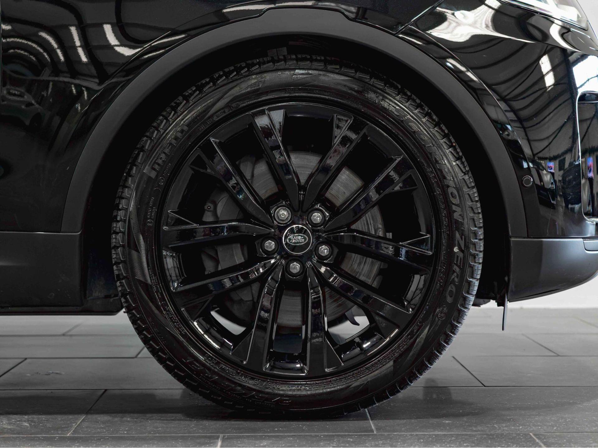 An exterior shot of the wheel on a 2025 Land Rover Discovery
