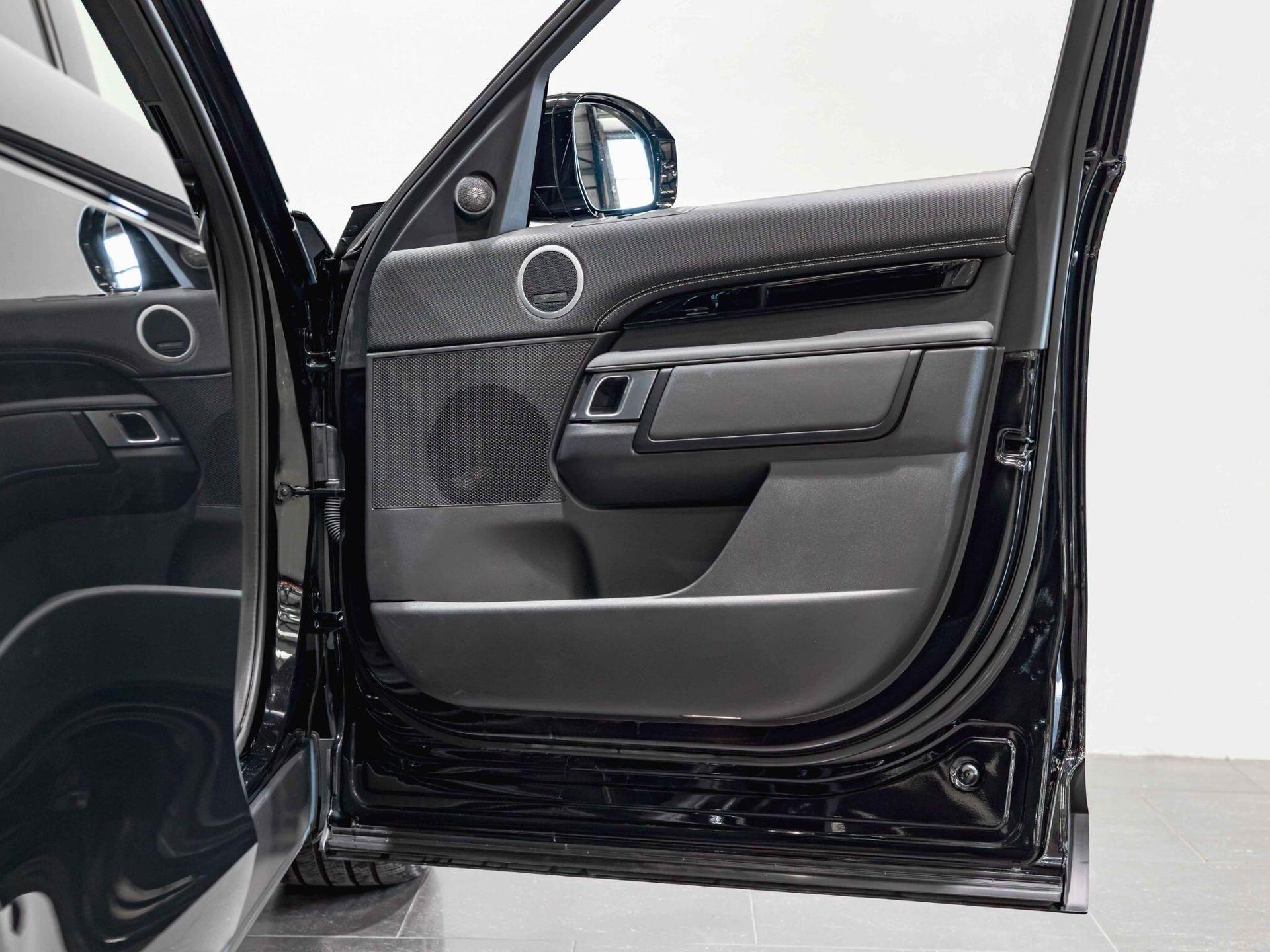 An interior shot of the door interior on a 2025 Land Rover Discovery