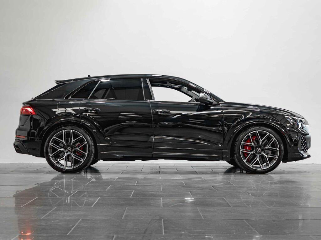 An exterior shot of the side right on a 2025 Audi RSQ8