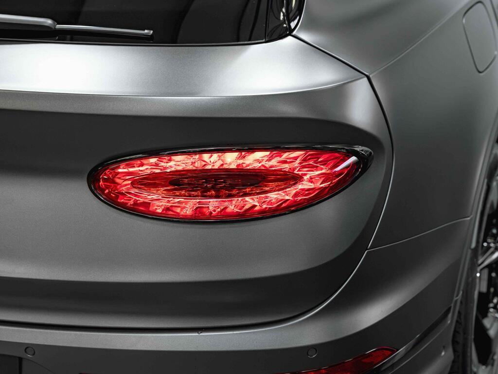 An exterior shot of the lights rear on a 2025 Bentley Bentayga