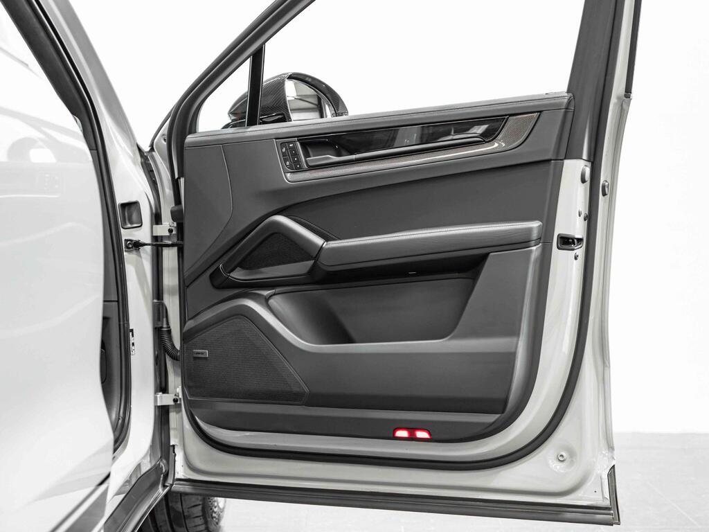 An interior shot of the door interior on a 2024 Porsche Cayenne