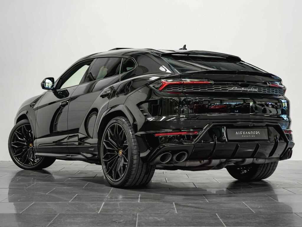 An exterior shot of the rear left on a 2025 Lamborghini Urus