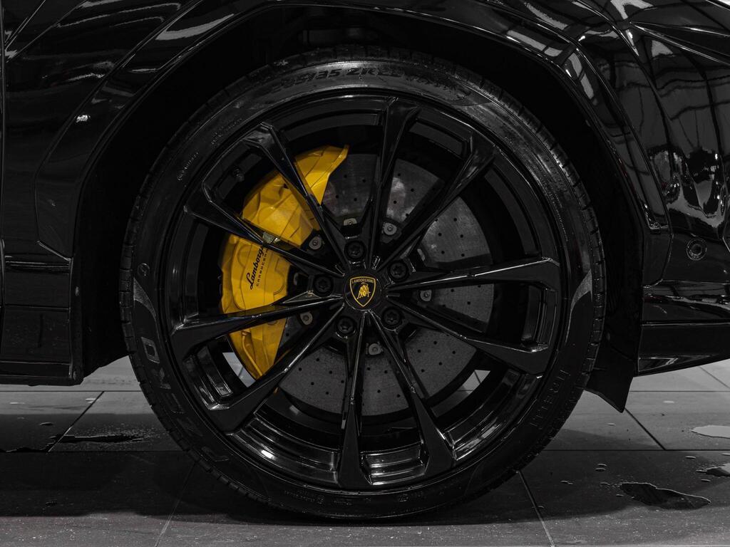 An exterior shot of the wheel on a 2022 Lamborghini Urus