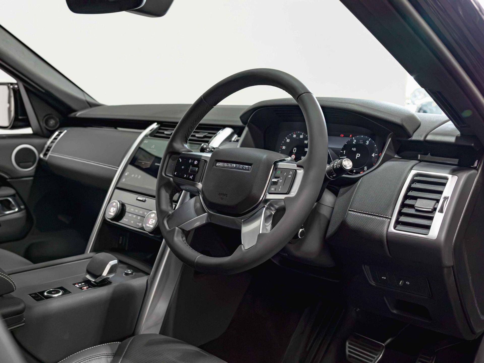 An interior shot of the interior front on a 2025 Land Rover Discovery