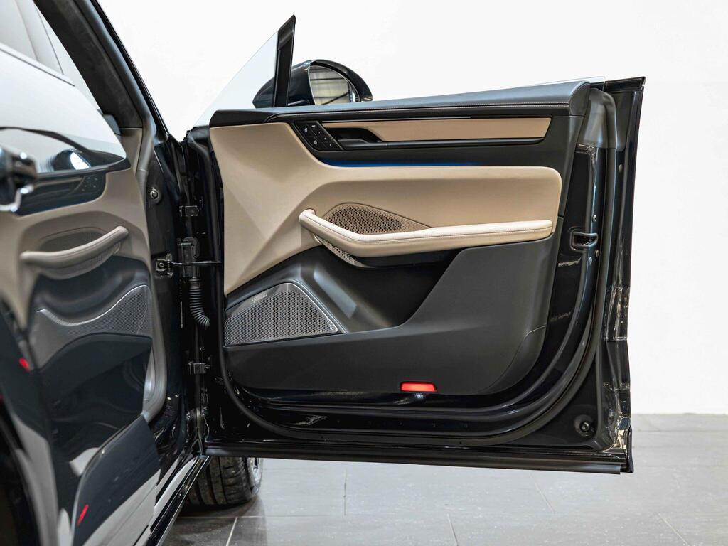 An interior shot of the door interior on a 2024 Porsche Macan