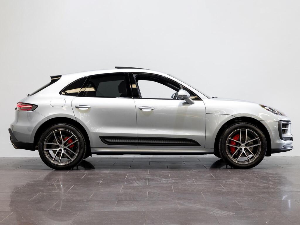 An exterior shot of the side right on a 2025 Porsche Macan