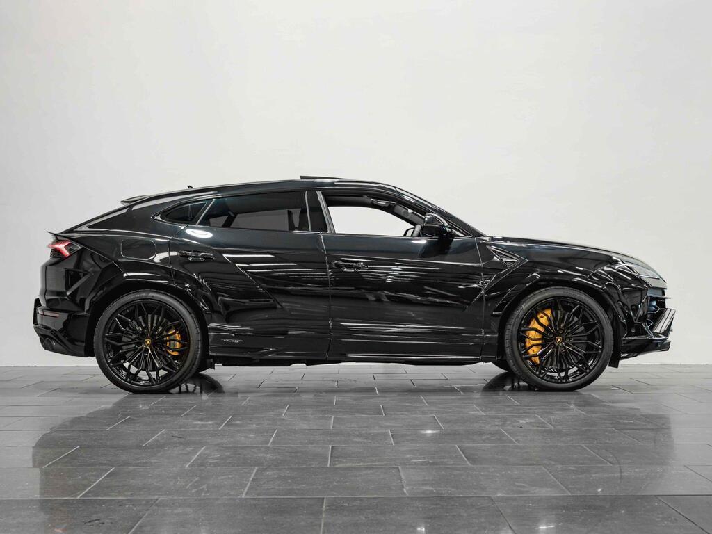 An exterior shot of the side right on a 2025 Lamborghini Urus