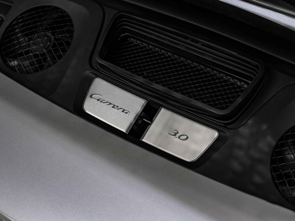 An interior shot of the misc controls on a 2018 Porsche 911