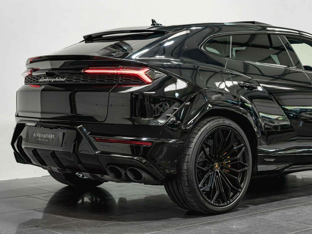 An exterior shot of the rear right on a 2025 Lamborghini Urus