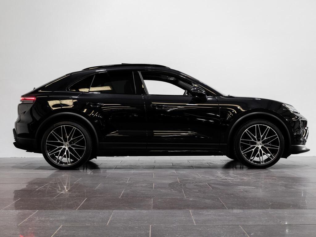 An exterior shot of the side right on a 2025 Porsche Macan