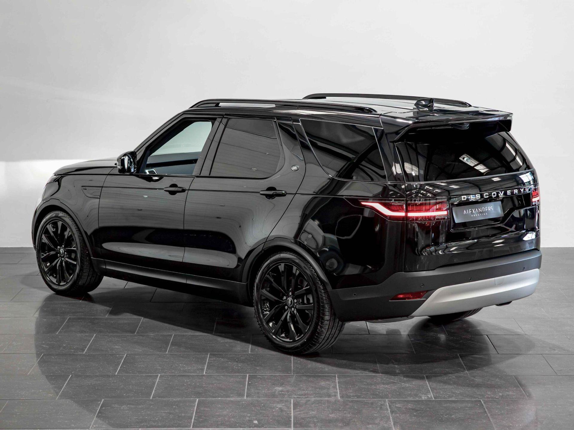 An exterior shot of the rear left on a 2025 Land Rover Discovery