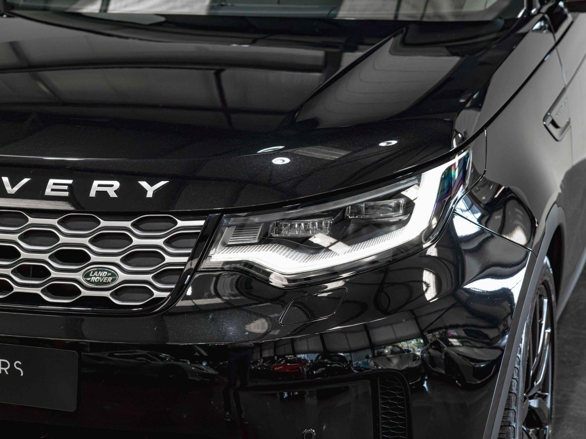 An exterior shot of the lights front on a 2025 Land Rover Discovery