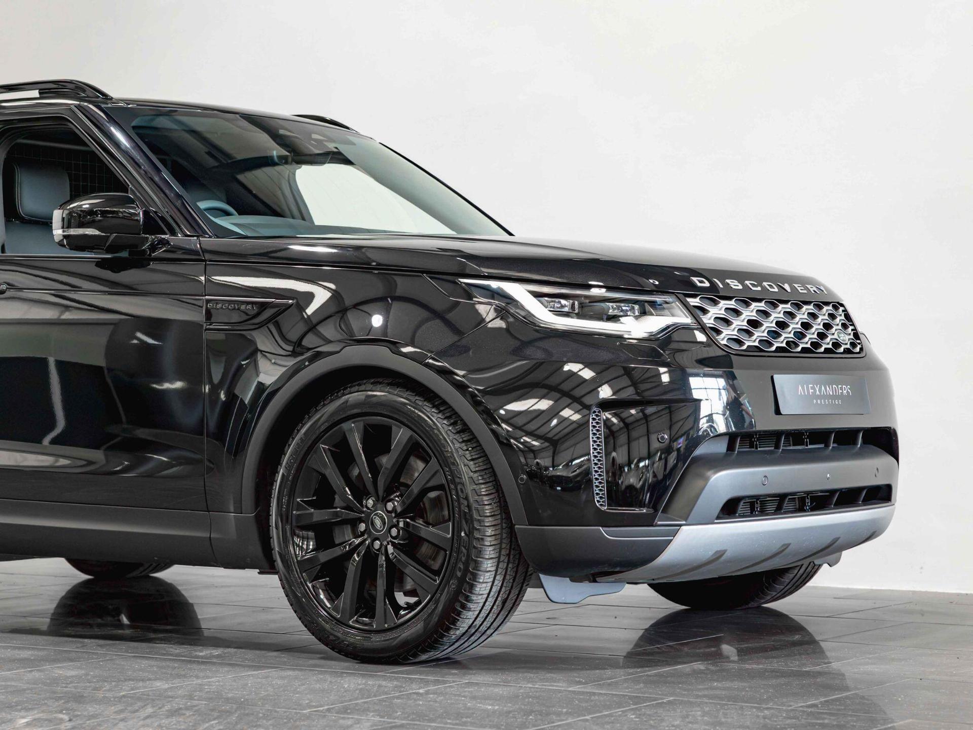 An exterior shot of the front right on a 2025 Land Rover Discovery