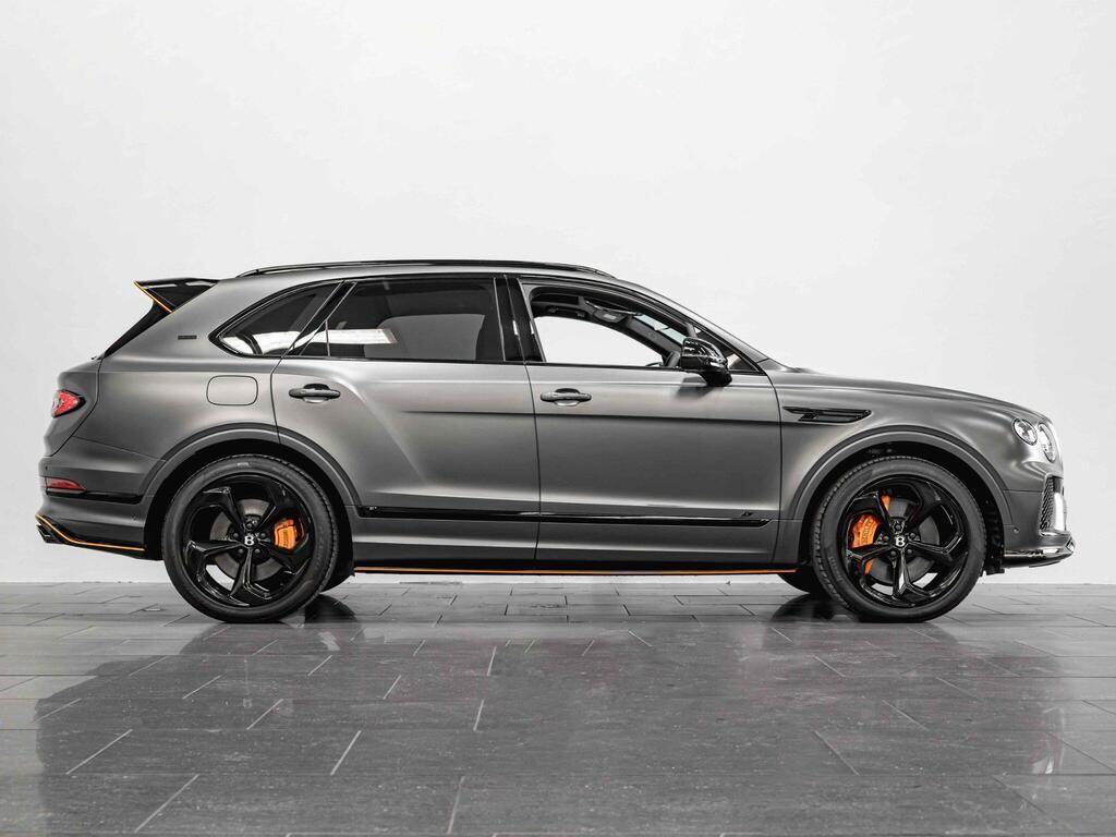 An exterior shot of the side right on a 2025 Bentley Bentayga