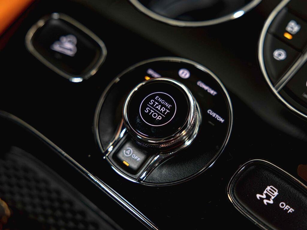 An interior shot of the misc controls on a 2025 Bentley Bentayga
