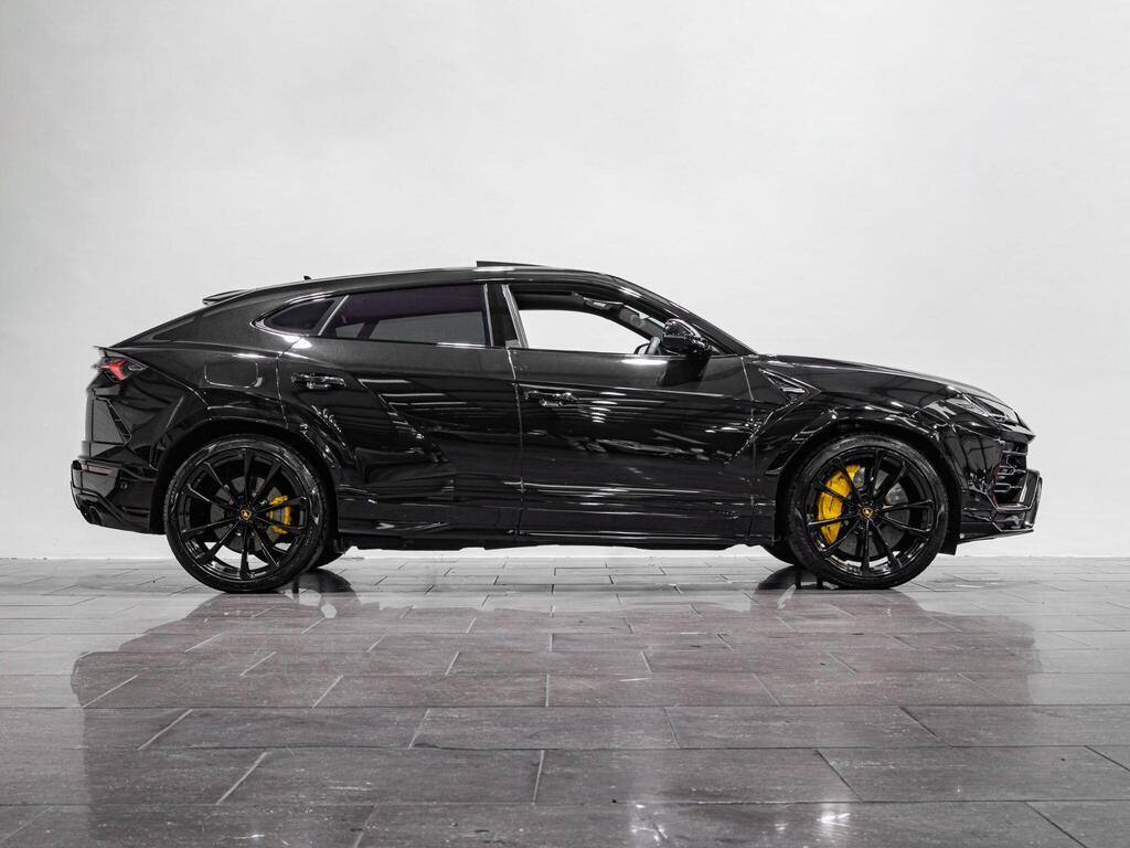 An exterior shot of the side right on a 2022 Lamborghini Urus