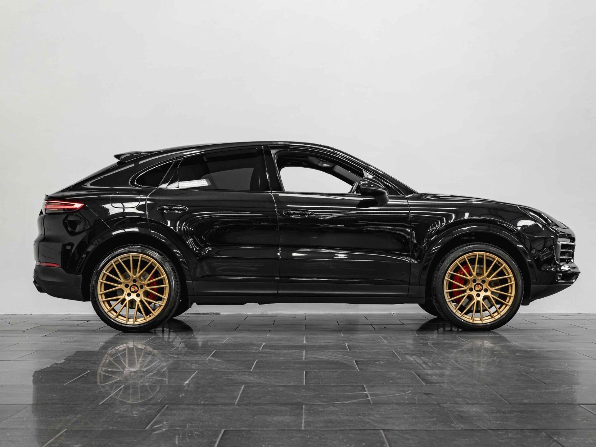 An exterior shot of the side right on a 2019 Porsche Cayenne