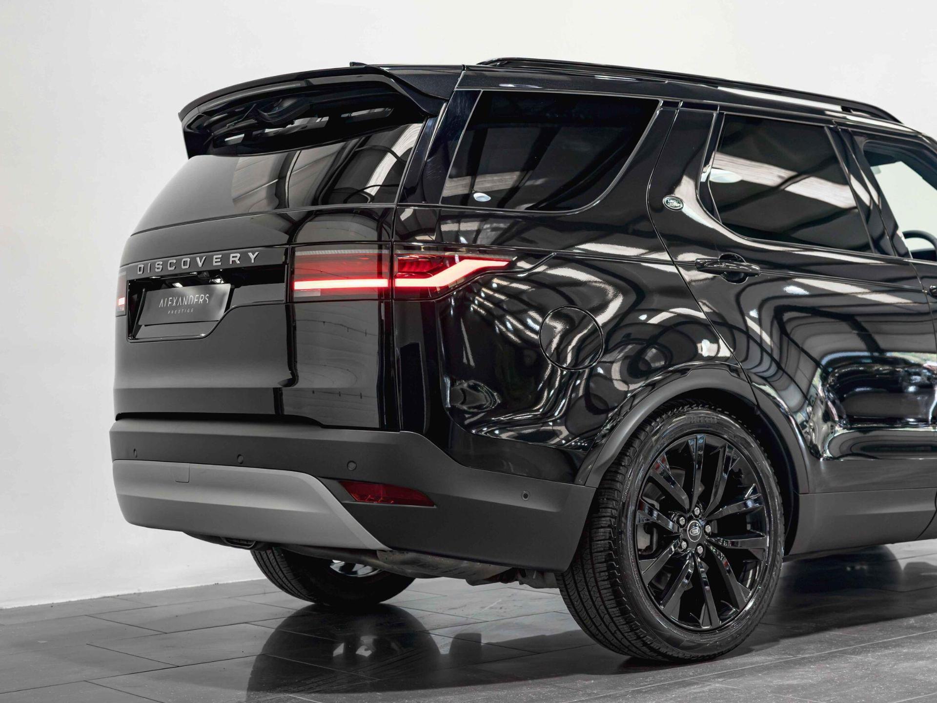 An exterior shot of the rear right on a 2025 Land Rover Discovery