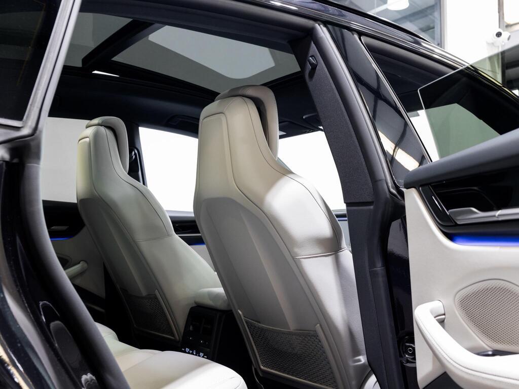 An interior shot of the driver seat on a 2025 Porsche Macan