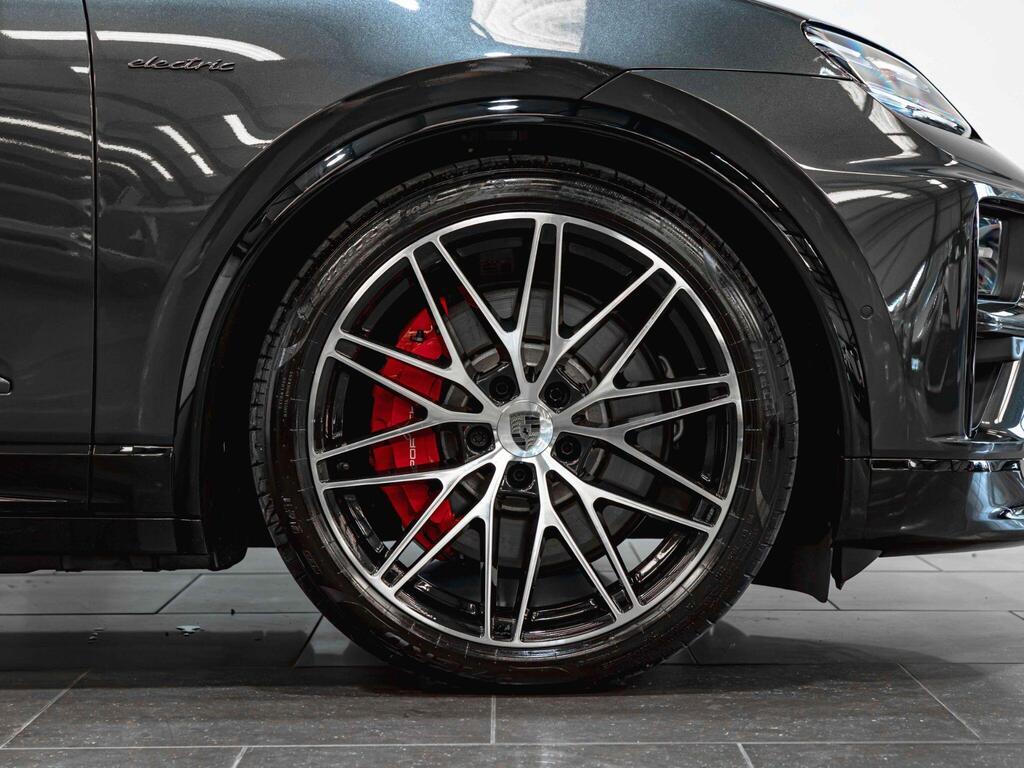 An exterior shot of the wheel on a 2024 Porsche Macan