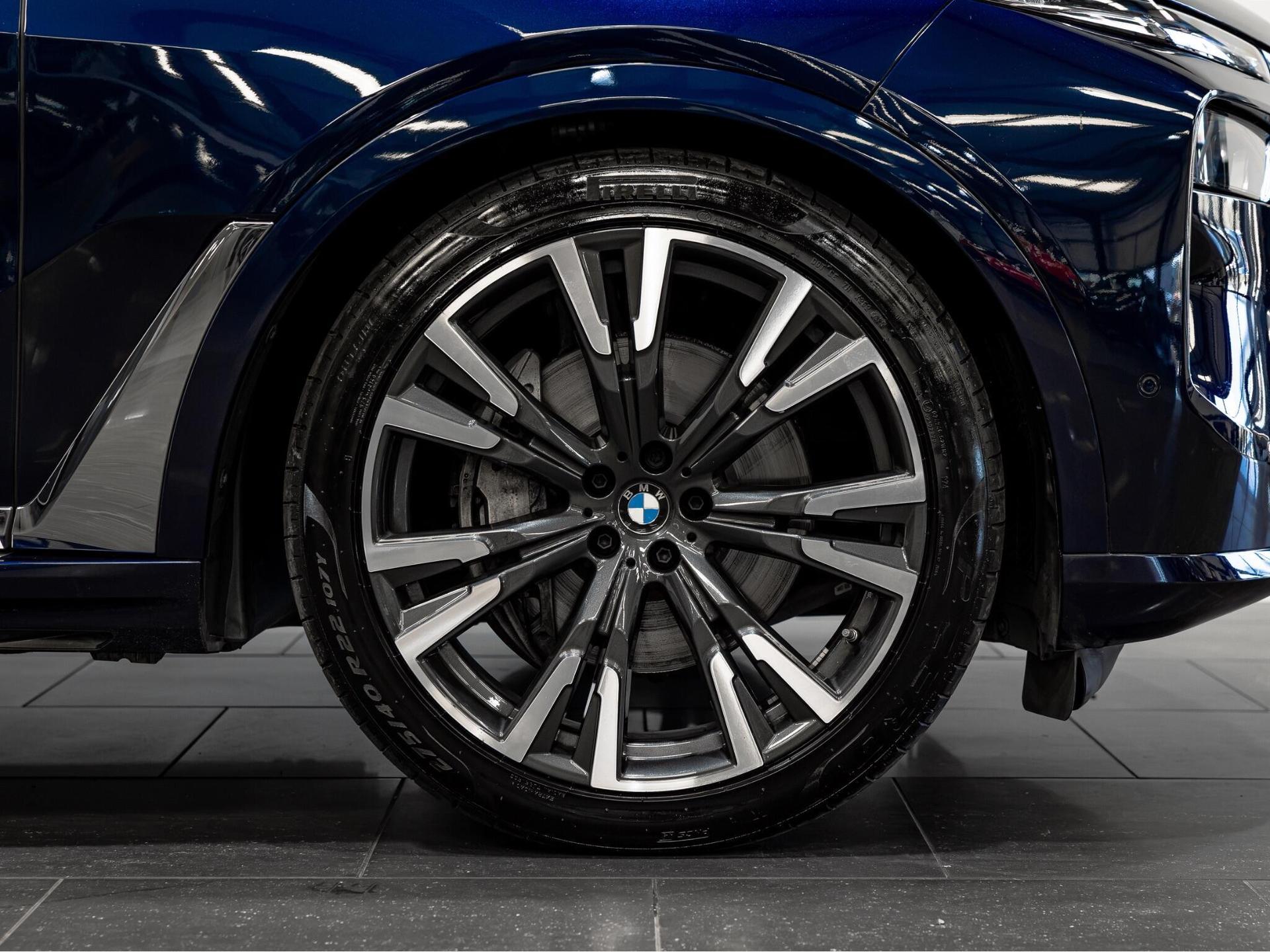 An exterior shot of the wheel on a 2024 BMW X7