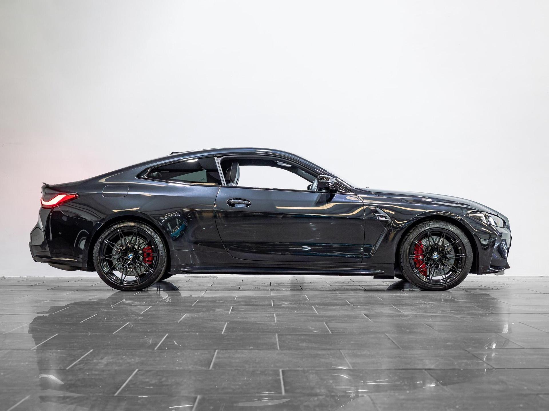 An exterior shot of the side right on a 2025 BMW M4