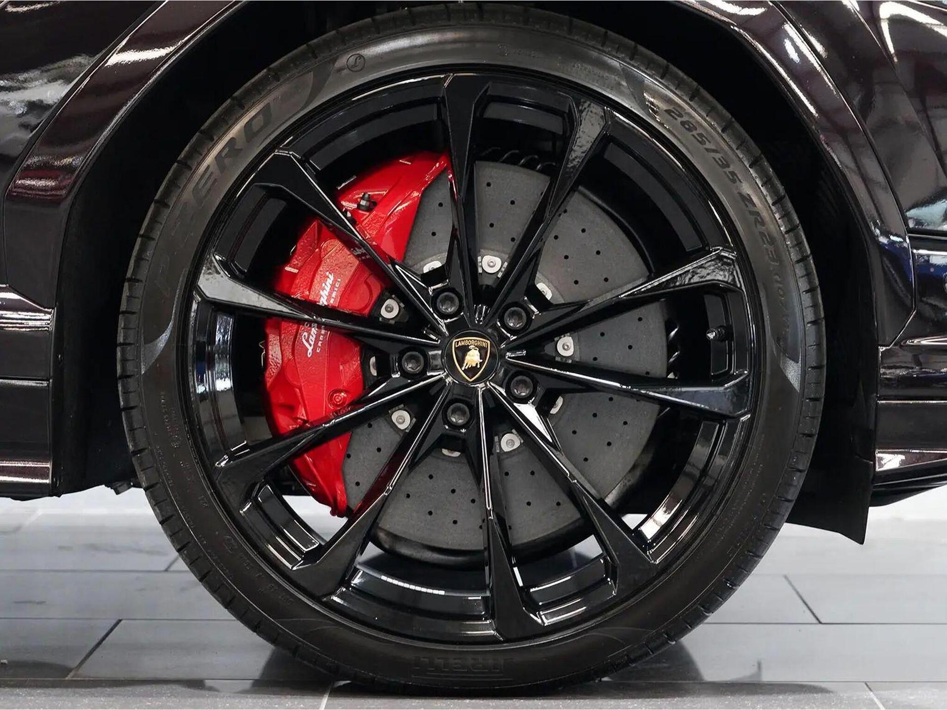 An exterior shot of the wheel on a 2023 Lamborghini Urus