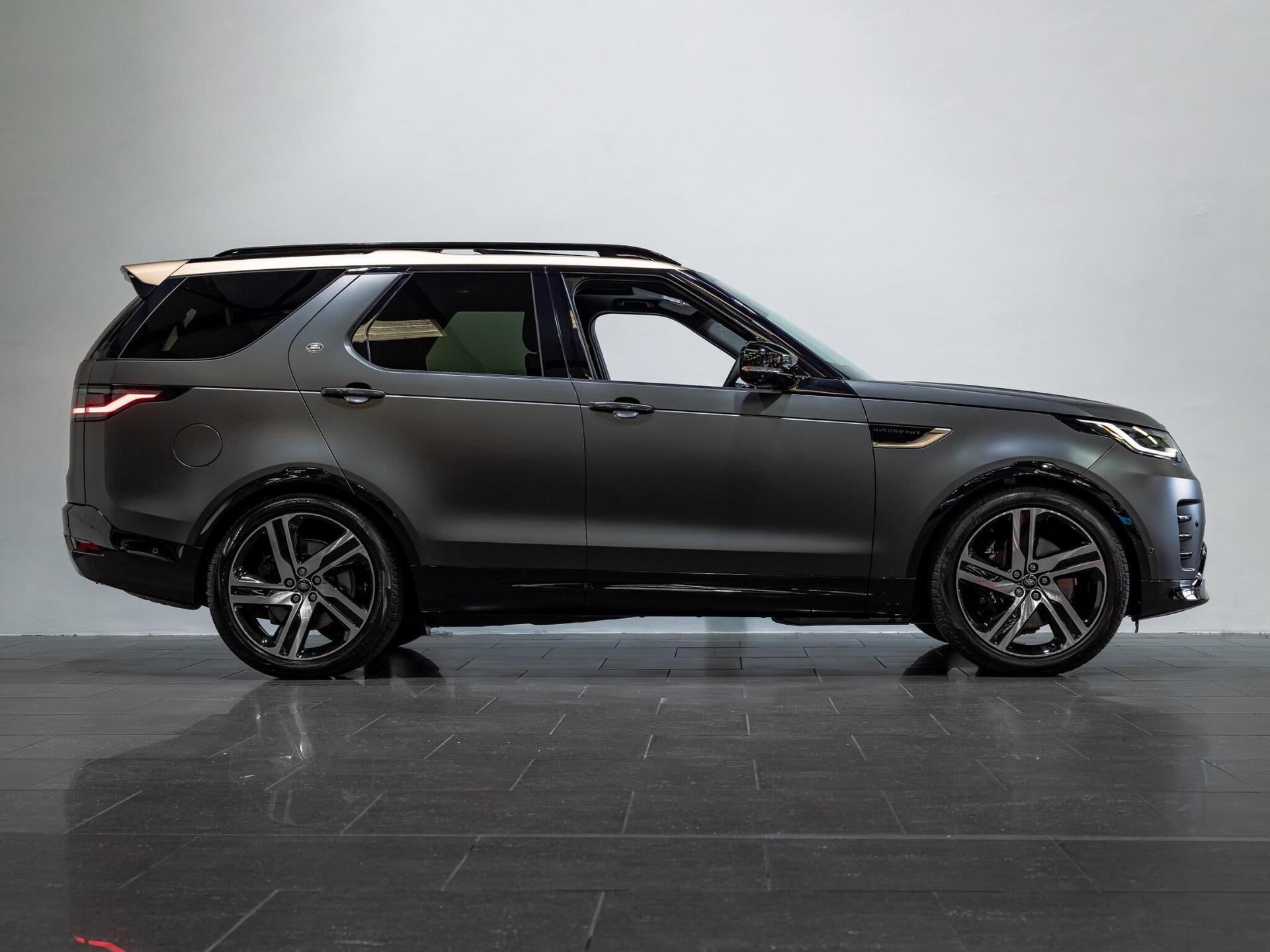 An exterior shot of the side right on a 2026 Land Rover Discovery