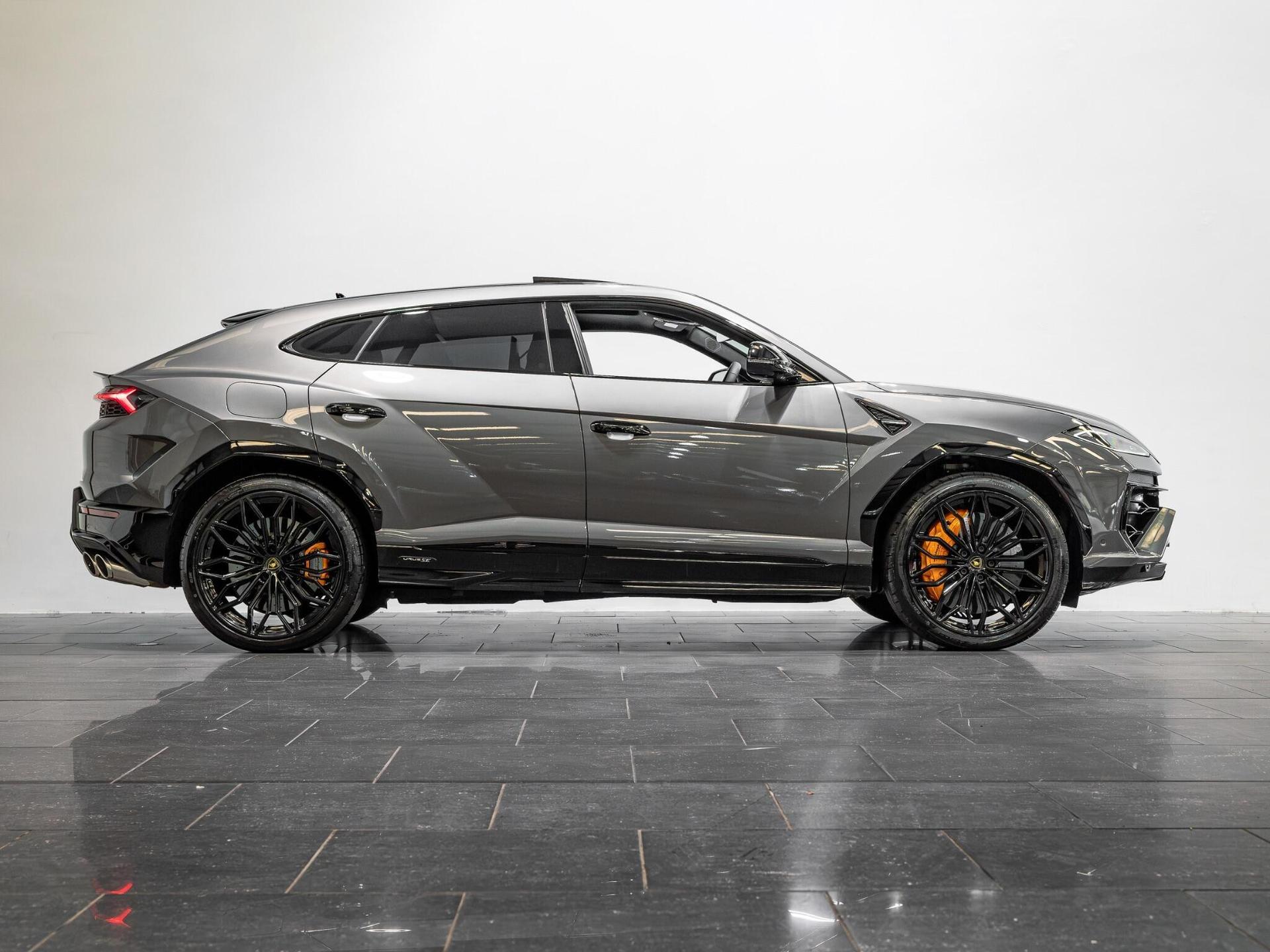 An exterior shot of the side right on a 2025 Lamborghini Urus