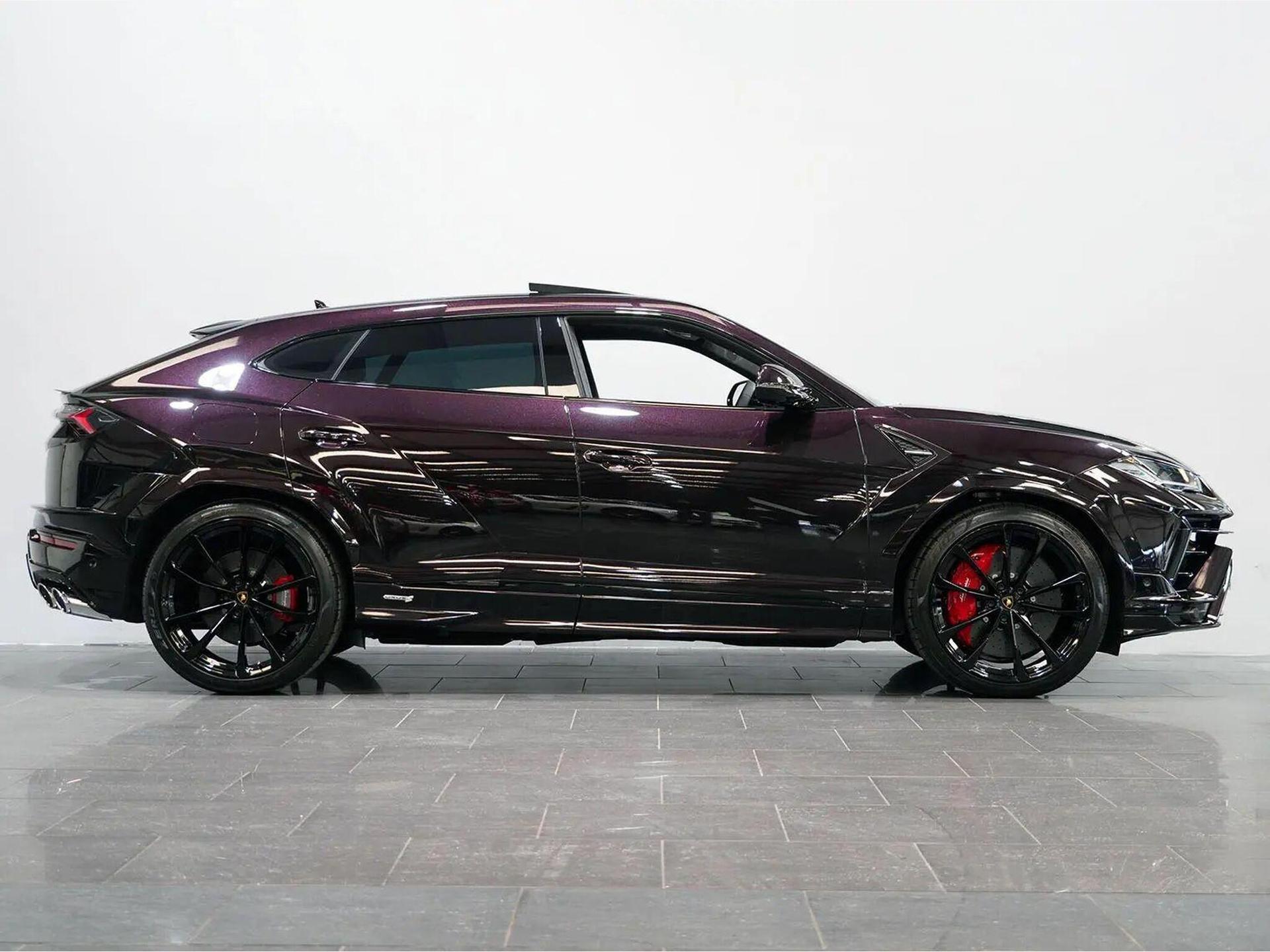 An exterior shot of the side right on a 2023 Lamborghini Urus