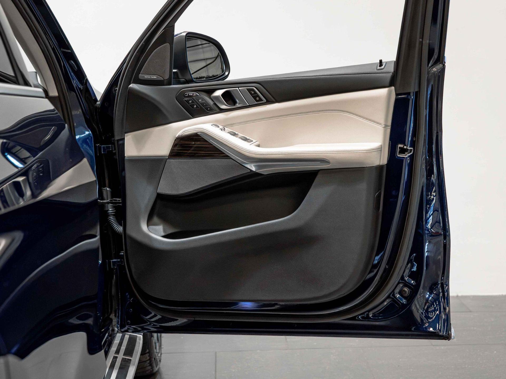 An interior shot of the door interior on a 2024 BMW X7