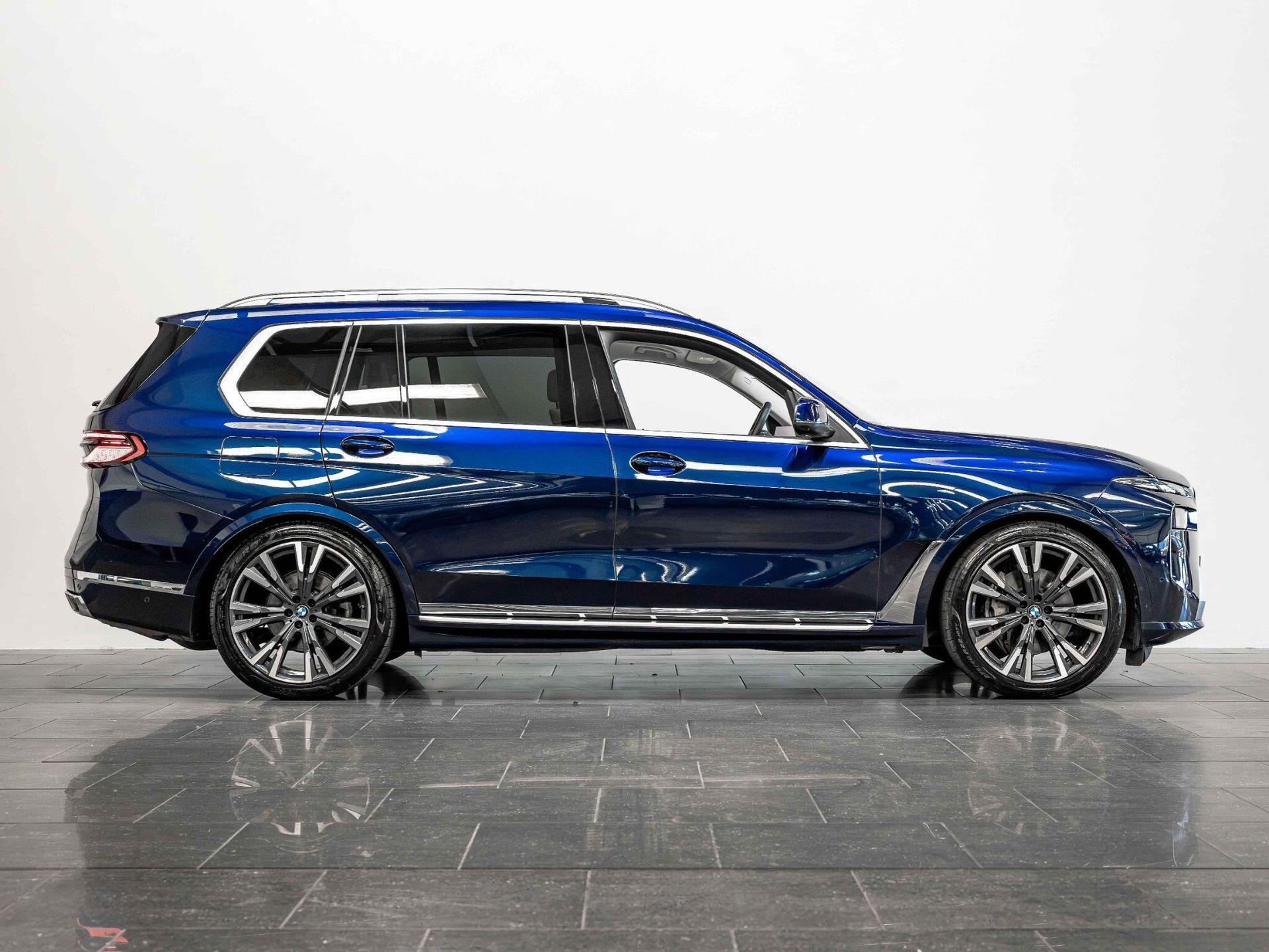 An exterior shot of the side right on a 2024 BMW X7