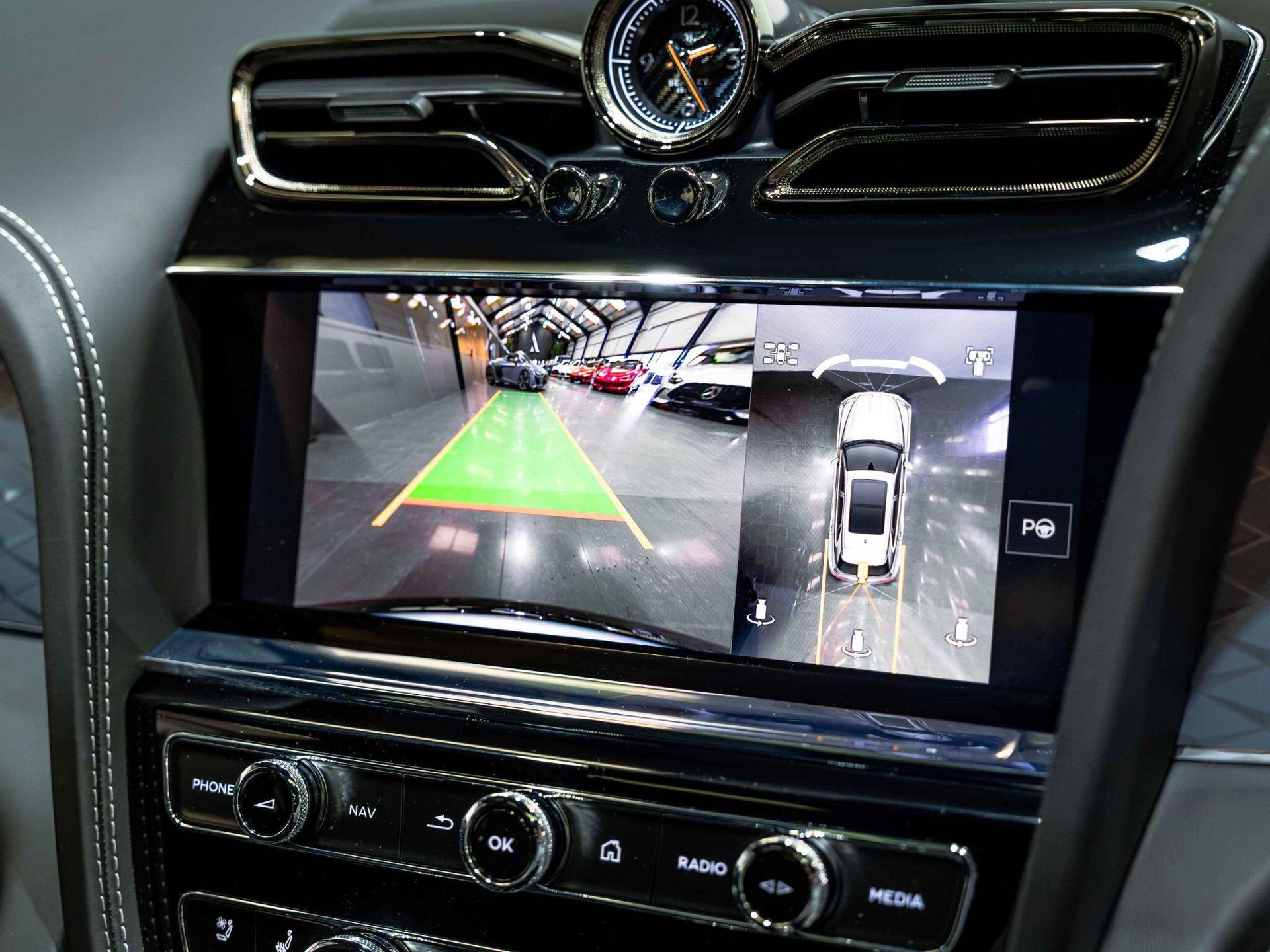 An interior shot of the infotainment system on a 2026 Bentley Bentayga