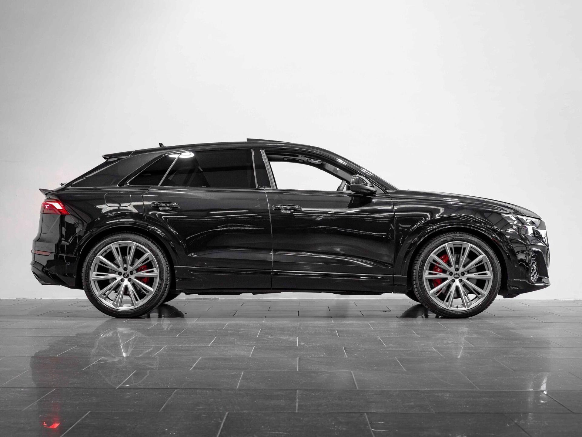 An exterior shot of the side right on a 2024 Audi SQ8