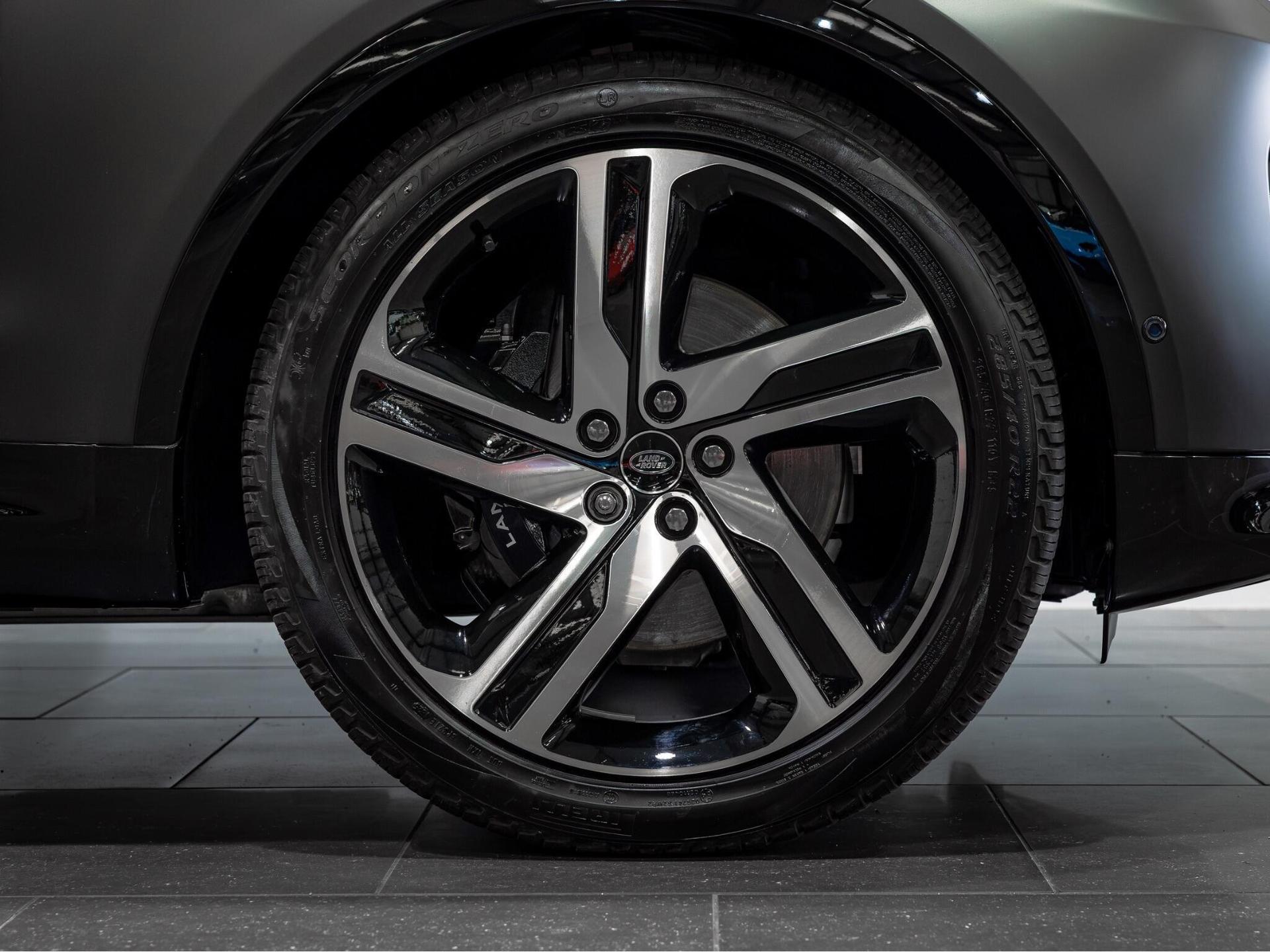 An exterior shot of the wheel on a 2026 Land Rover Discovery