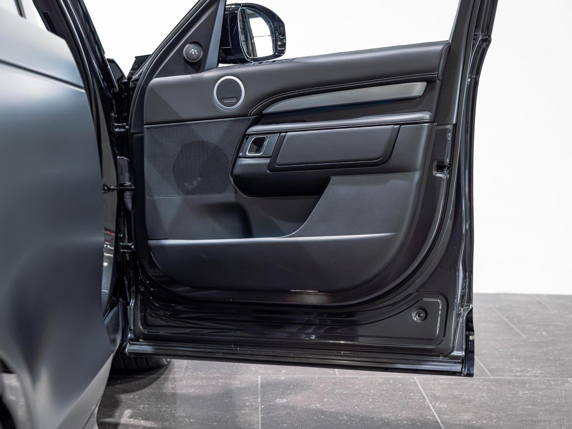 An interior shot of the door interior on a 2026 Land Rover Discovery