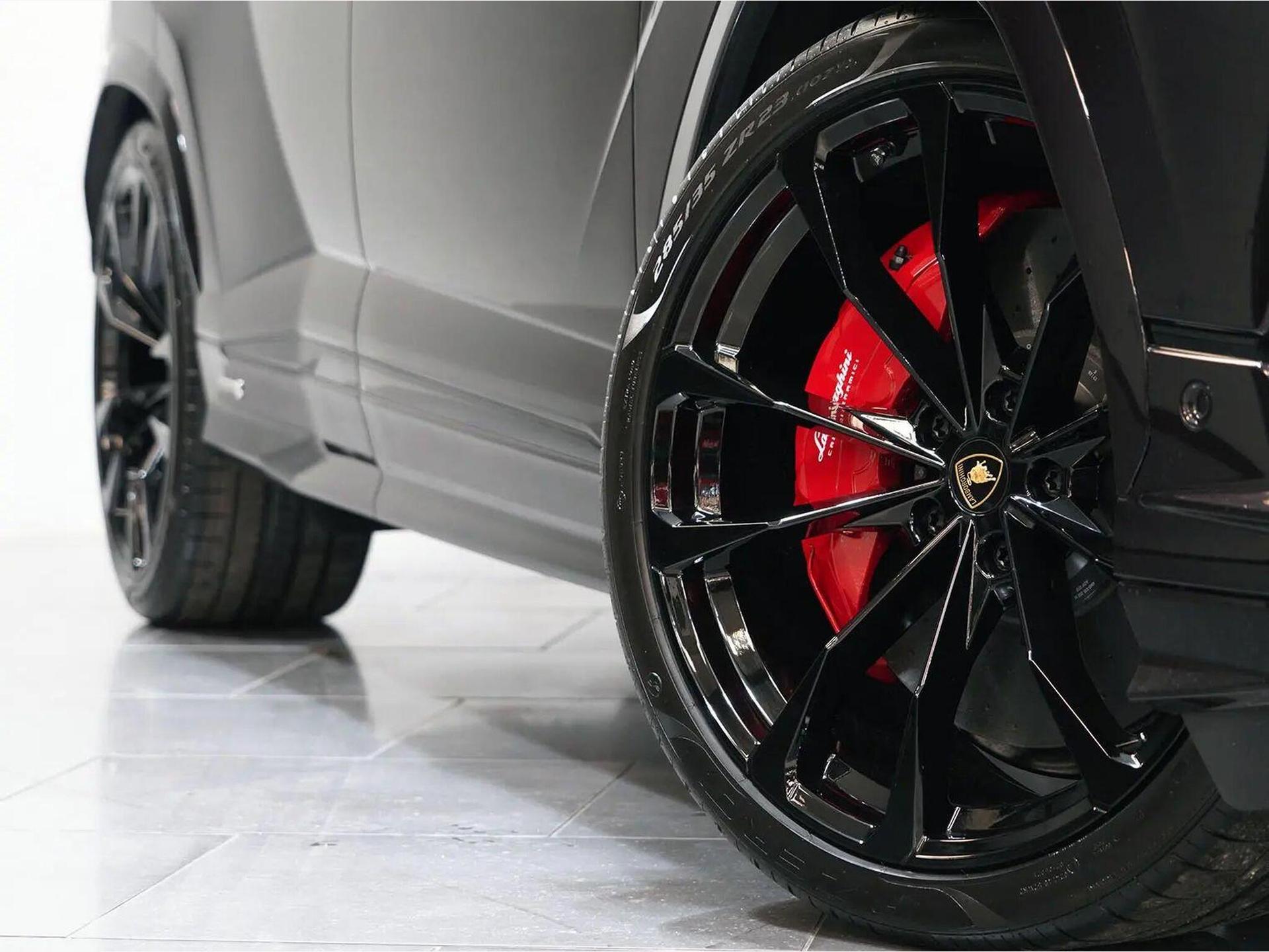 An exterior shot of the wheel on a 2023 Lamborghini Urus