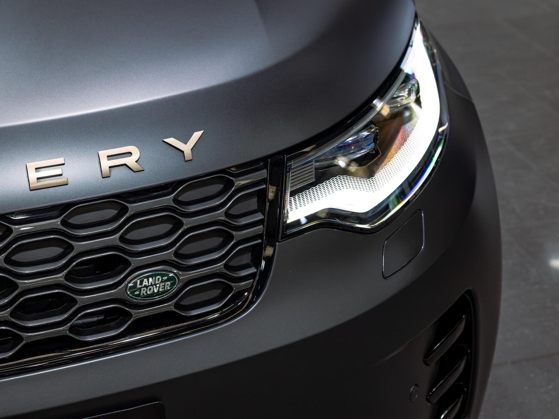 An exterior shot of the badge exterior on a 2026 Land Rover Discovery