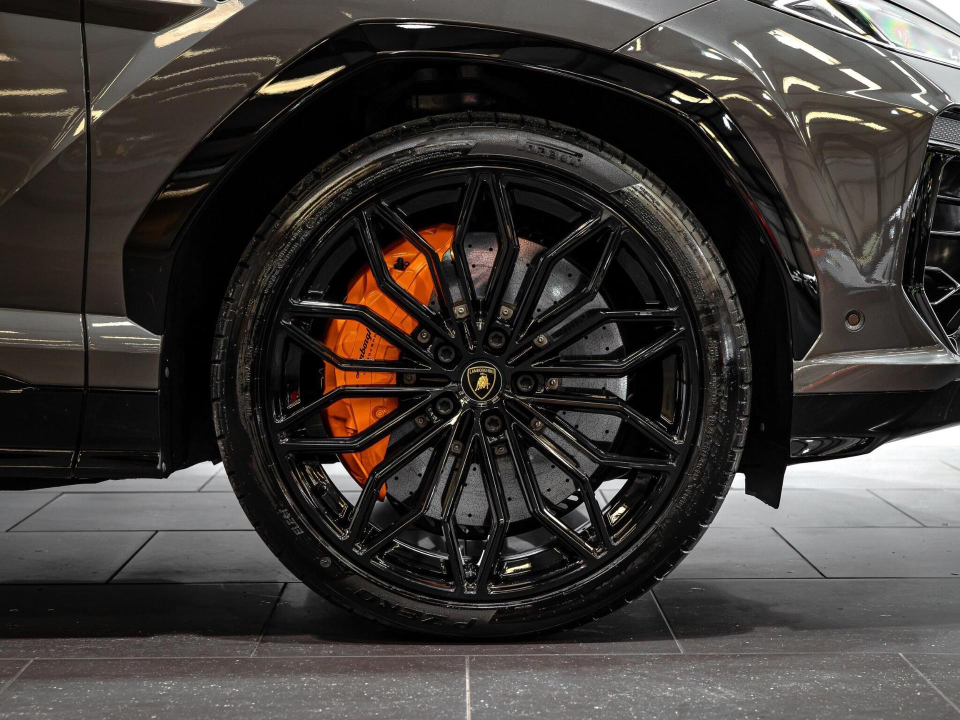 An exterior shot of the wheel on a 2025 Lamborghini Urus