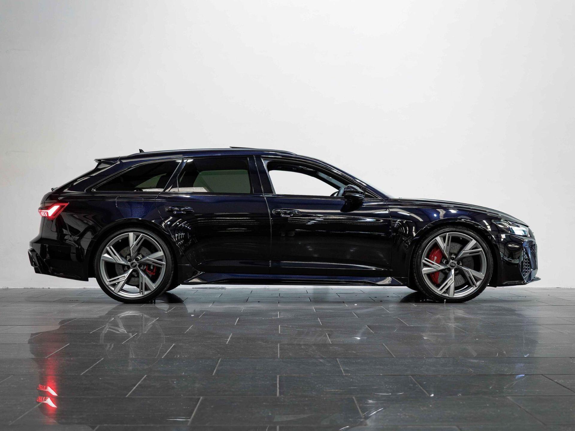 An exterior shot of the side right on a 2023 Audi RS6 Avant